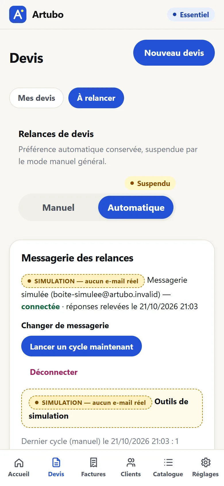 Artubo sur téléphone (capture réelle, données fictives) : relances de devis en mode Automatique, ou assistant de devis sur petit écran.